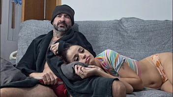 Minha meia irma assite tv comigo deitou em meus joelhos arrisquei uma punheta que deu creampie