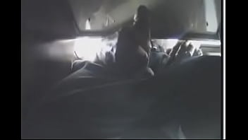 Rico debajo del escritorio