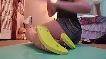 Pies y sandalias bañados en semen