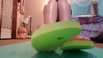 Pies y sandalias bañados en semen