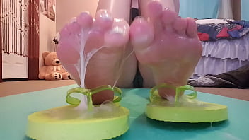 Pies y sandalias bañados en semen