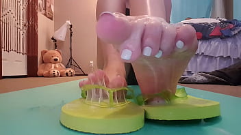 Pies y sandalias bañados en semen