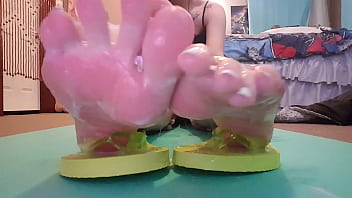 Pies y sandalias bañados en semen