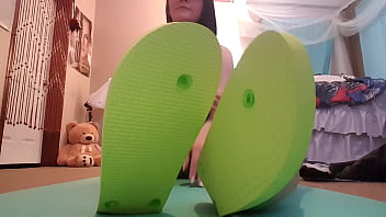 Pies y sandalias bañados en semen