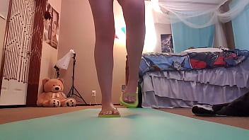 Pies y sandalias bañados en semen