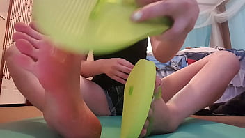 Pies y sandalias bañados en semen