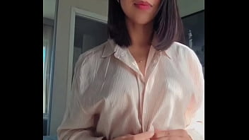 Novinha gostosa se exibindo