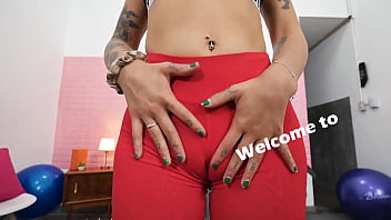 Jiggly ass big cameltoe round hooters latina babe in tight leggings