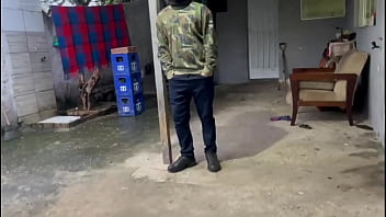 Esposa com outro gemendo na frente do corno