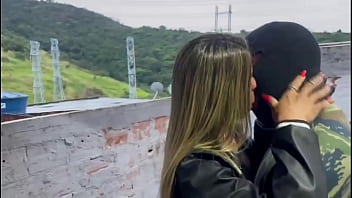 Esposa com outro gemendo na frente do corno