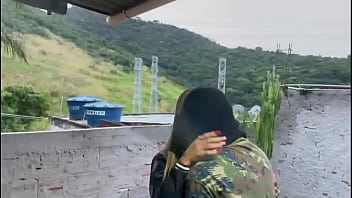 Esposa com outro gemendo na frente do corno