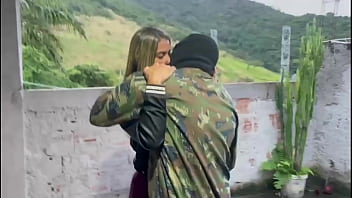 Esposa com outro gemendo na frente do corno