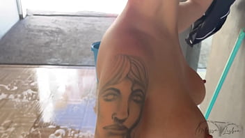 Começou na varanda de casa estava só de calcinha com os vizinhos me vendo fazer uma loucura proibida