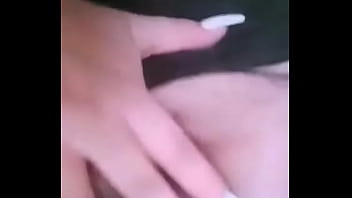 Se mete el dedo y se toca sus enormes tetas