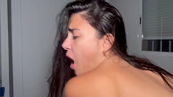 Vecina cachonda se folla a su nuevo vecino suertudo y le hace twerking en la polla