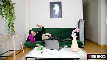 Mi hermanastra gotica de 18 años pide a gritos que le reviente el coño cuando estamos solos en casa