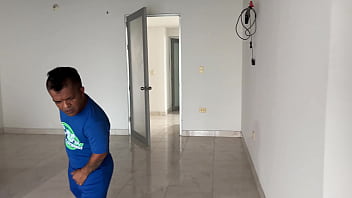 Me pongo cachondo de ver a escondidas a mi culona sexi hermanastra mientras se esta duchando me pongo cachondo de ver su enorme culo mojado