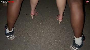 Dando em publico e corno com ciúmes da rola gigante paolla hotwife