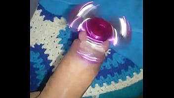 Macielhot jugando con spinner