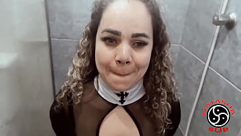 Chamei a amiga e ela meteu o pau sem dó na minha garganta até eu vomitar