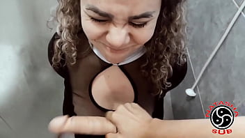 Chamei a amiga e ela meteu o pau sem dó na minha garganta até eu vomitar