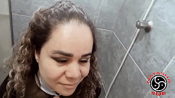 Chamei a amiga e ela meteu o pau sem dó na minha garganta até eu vomitar