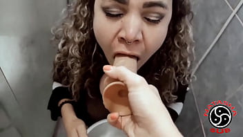 Chamei a amiga e ela meteu o pau sem dó na minha garganta até eu vomitar