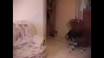 Трахает на столе на кухне