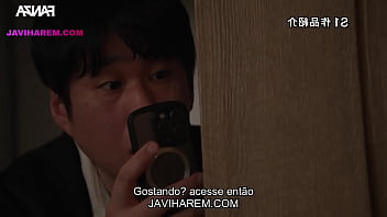 A puta safada traiu o esposo e foi flagrada tomando porra na cara legendado