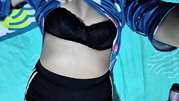 Marido y mujer tienen sexo caliente en la habitación del hotel casero real