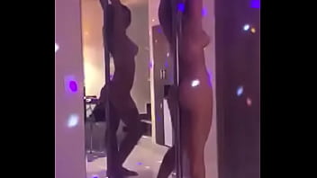 Safadinha exibindo o corpo no poli dance