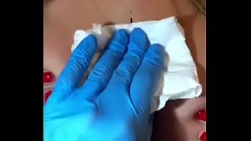 Loira Com Os Peitos Enorme Mostrando Sua Tatuagem Sem Timidez thumbnail