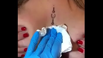 Loira Com Os Peitos Enorme Mostrando Sua Tatuagem Sem Timidez thumbnail