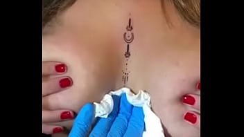 Loira Com Os Peitos Enorme Mostrando Sua Tatuagem Sem Timidez thumbnail