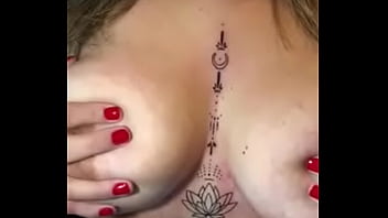 Loira Com Os Peitos Enorme Mostrando Sua Tatuagem Sem Timidez thumbnail