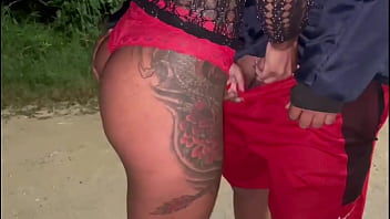 Casada se exibindo na rua muito gostosa deixou todos loucos e fez um ciclista toca uma pra ela em público corno ficou tão louco que comeu ela firme e gozou duas vezes