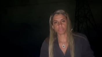 Casada se exibindo na rua muito gostosa deixou todos loucos e fez um ciclista toca uma pra ela em público corno ficou tão louco que comeu ela firme e gozou duas vezes