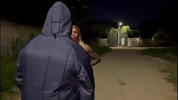 Casada se exibindo na rua muito gostosa deixou todos loucos e fez um ciclista toca uma pra ela em público corno ficou tão louco que comeu ela firme e gozou duas vezes