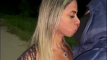 Casada se exibindo na rua muito gostosa deixou todos loucos e fez um ciclista toca uma pra ela em público corno ficou tão louco que comeu ela firme e gozou duas vezes