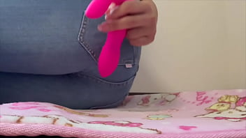 【素人女子大生のオナニー】おちんちんを生で見てみたい お風呂に入らずイカみたいな臭いのおちんちん咥えてみたい。