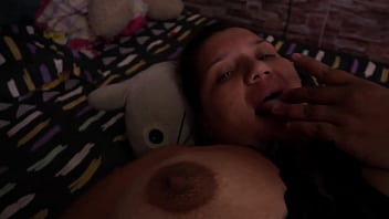 Milf se masturba con dildo en la ducha milf muy caliente