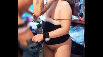 Mi vecino me sorprendió entrando a verme mientras me vestía para irme de puta y termino lamiendome el culo le mamo la verga