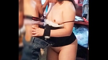 Mi vecino me sorprendió entrando a verme mientras me vestía para irme de puta y termino lamiendome el culo le mamo la verga