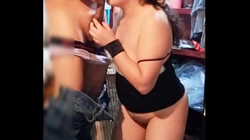 Mi vecino me sorprendió entrando a verme mientras me vestía para irme de puta y termino lamiendome el culo le mamo la verga