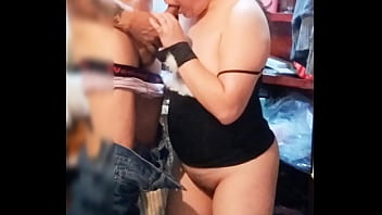 Mi vecino me sorprendió entrando a verme mientras me vestía para irme de puta y termino lamiendome el culo le mamo la verga