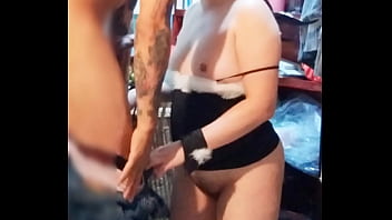 Mi vecino me sorprendió entrando a verme mientras me vestía para irme de puta y termino lamiendome el culo le mamo la verga