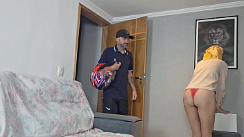 Casada recebe entregador só de calcinha