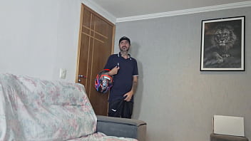 Casada recebe entregador só de calcinha