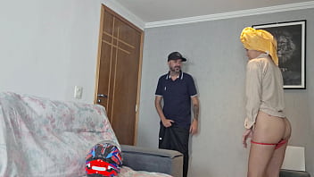 Casada recebe entregador só de calcinha