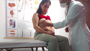 Ginecologista enfia dedo no cu e fode paciente